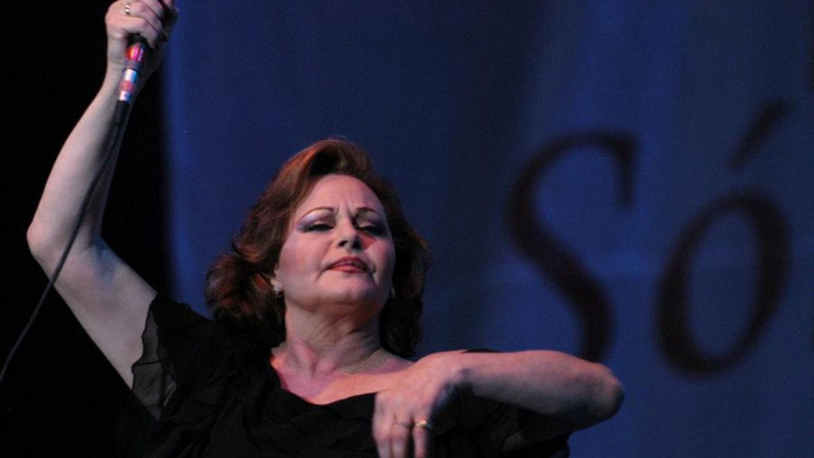  Rocío Dúrcal interpreta con su hija Shaila  en dúo virtual la canción Amor eterno, que cierra el álbum con 59 canciones y tres CD que acaba de salir a la venta y que estrena en exclusiva RTVE.es.