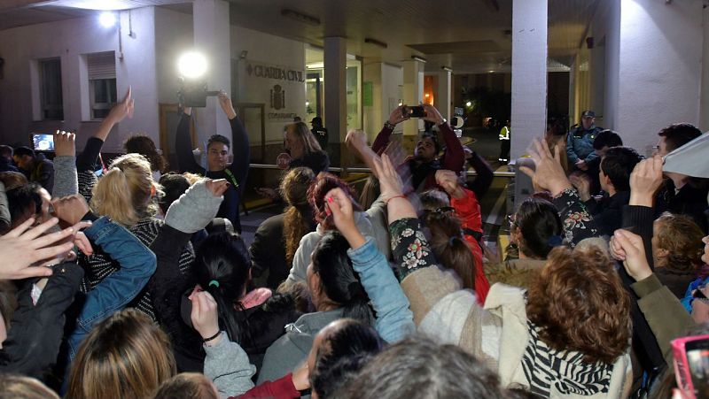 Informativos fin de semana - 24 horas - Centenares de personas al grito de ¡asesina! se concentran ante la comandancia de la Guardia Civil donde permanece detenida la sospecha de la muerte de Gabriel Cruz  - Escuchar ahora