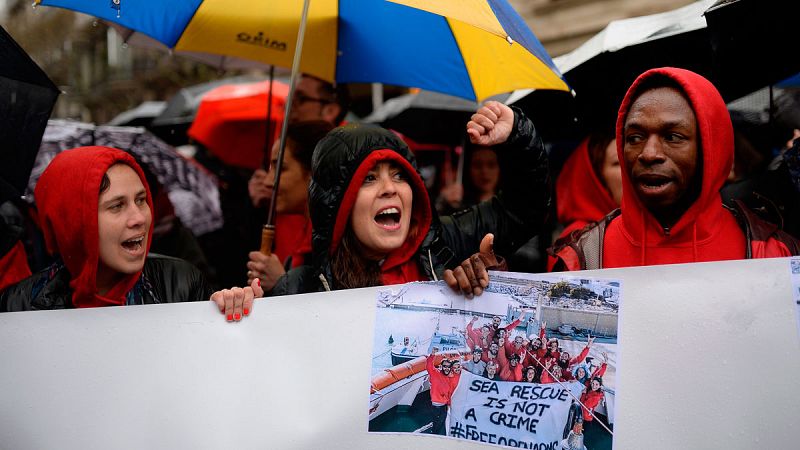 Cientos de personas piden liberar el barco de la ONG Open Arms, retenido en Italia por rescatar inmigrantes