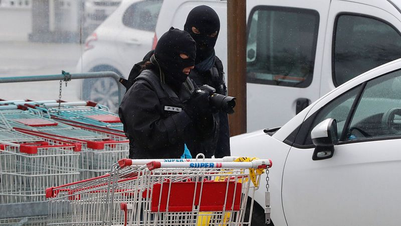 Hallan tres artefactos explosivos caseros en el supermercado donde se atrincheró el terrorista en Trèbes