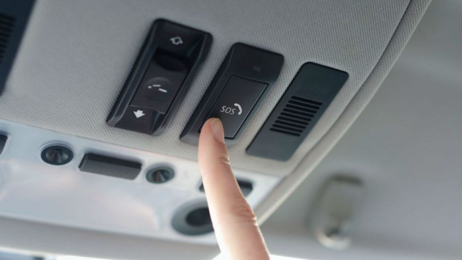 Desde hoy obligatorio en el coche el botón e.Call: emergencia automática - Escuchar ahora