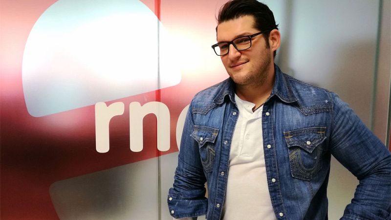  Manu Tenorio interpreta "Lucía" junto a Joan Manuel Serrat - Escuchar ahora