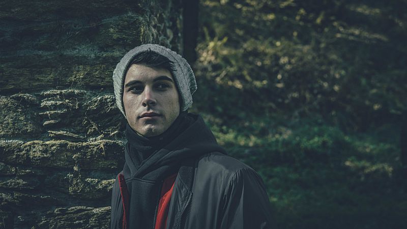 Bienvenidos al podcast de El punto fr�o, escrito y dirigido por Mart�n Vivas, un joven investigador paranormal que hoy es invitado a participar en el m�tico programa radiof�nico Espacio en blanco. All�, adem�s de hablar de su proyecto, El punto fr�o, tambi�n hablar� de una leyenda, la pantalla: un ser que aterroriz� a un pueblo espa�ol -Arrolobos (C�ceres)- durante varios d�as. Son dos apariciones que en este podcast recreamos.Gui�n y direcci�n: Teo Rodr�guezRealizaci�n y edici�n: Benigno Moreno y Mayca Aguilera, equipo de ficci�n sonora de Radio Nacional