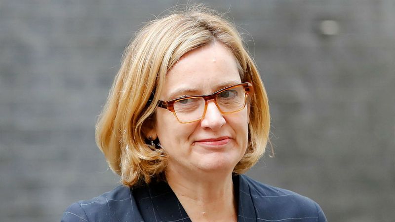 Dimite la ministra del interior británica por la migración