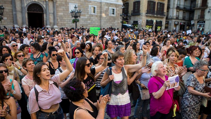 Boletines RNE - La Audiencia de Navarra deja en libertad provisional con medidas cautelares a La manada. España se manifiesta - Escuchar ahora