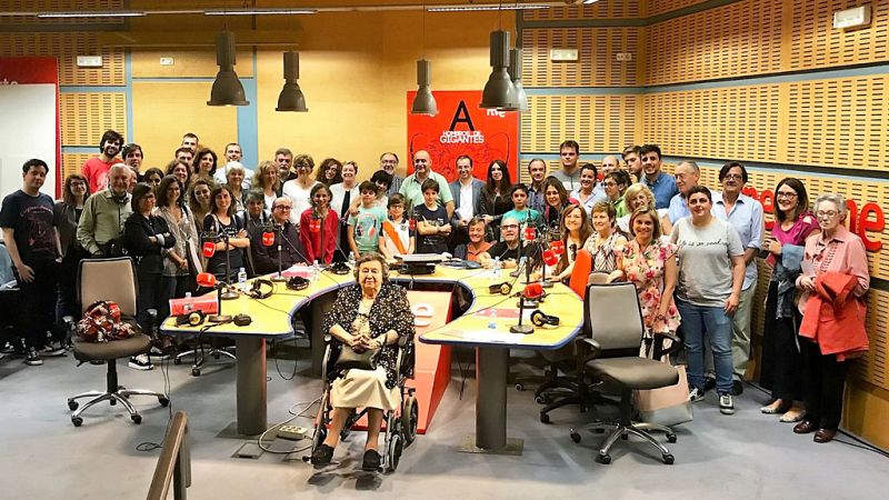 Las cuñas de RNE - 'A hombros de gigantes' cumple 500 programas en RNE - Escuchar ahora 
