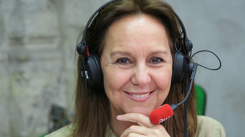 No es un día cualquiera - Entrevista a María Dueñas - Escuchar ahora