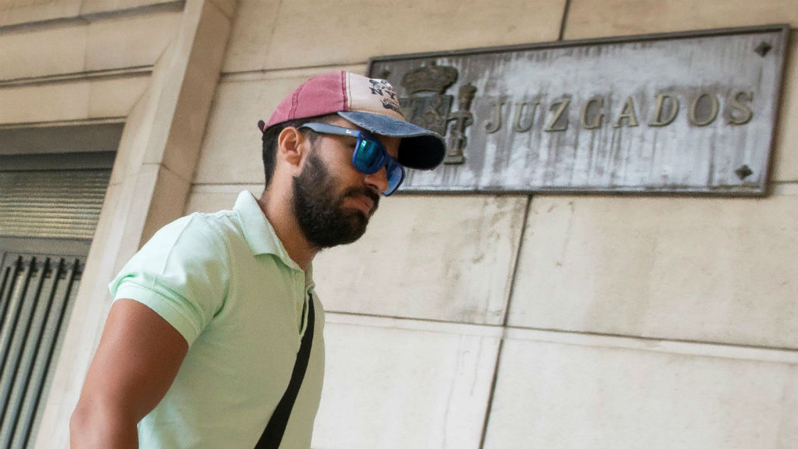  Boletines RNE - El guardia civil de La Manada seguirá en libertad a pesar de intentar renovar su pasaporte - 24/07/18 - Escuchar ahora