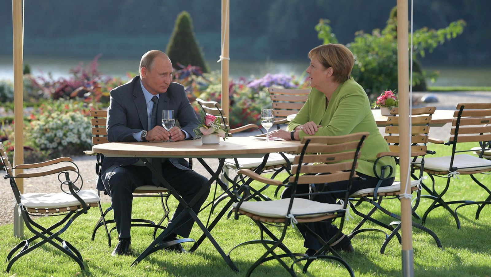 Informativos fin de semana - 20 horas - Coincidencia de Merkel y Putin en la necesidad de resolver las crisis de Ucrania y Siria - Escuchar ahora