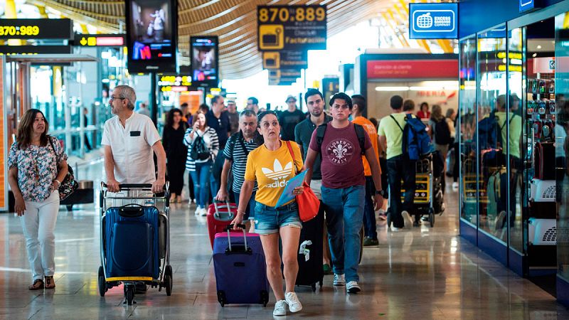 El personal de seguridad del aeropuerto de Santander se suma a la huelga convocada en Barajas
