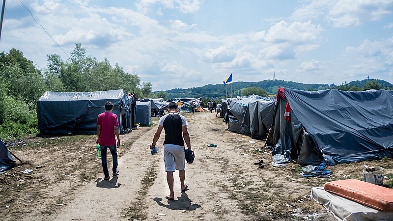 Refugiados y migrantes atrapados en Bosnia debern soportar a la intemperie un duro invierno bajo cero