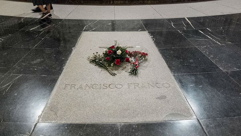 La familia de Franco quiere enterrarle en la cripta de la Almudena si finalmente se exhuma - Escuchar ahora