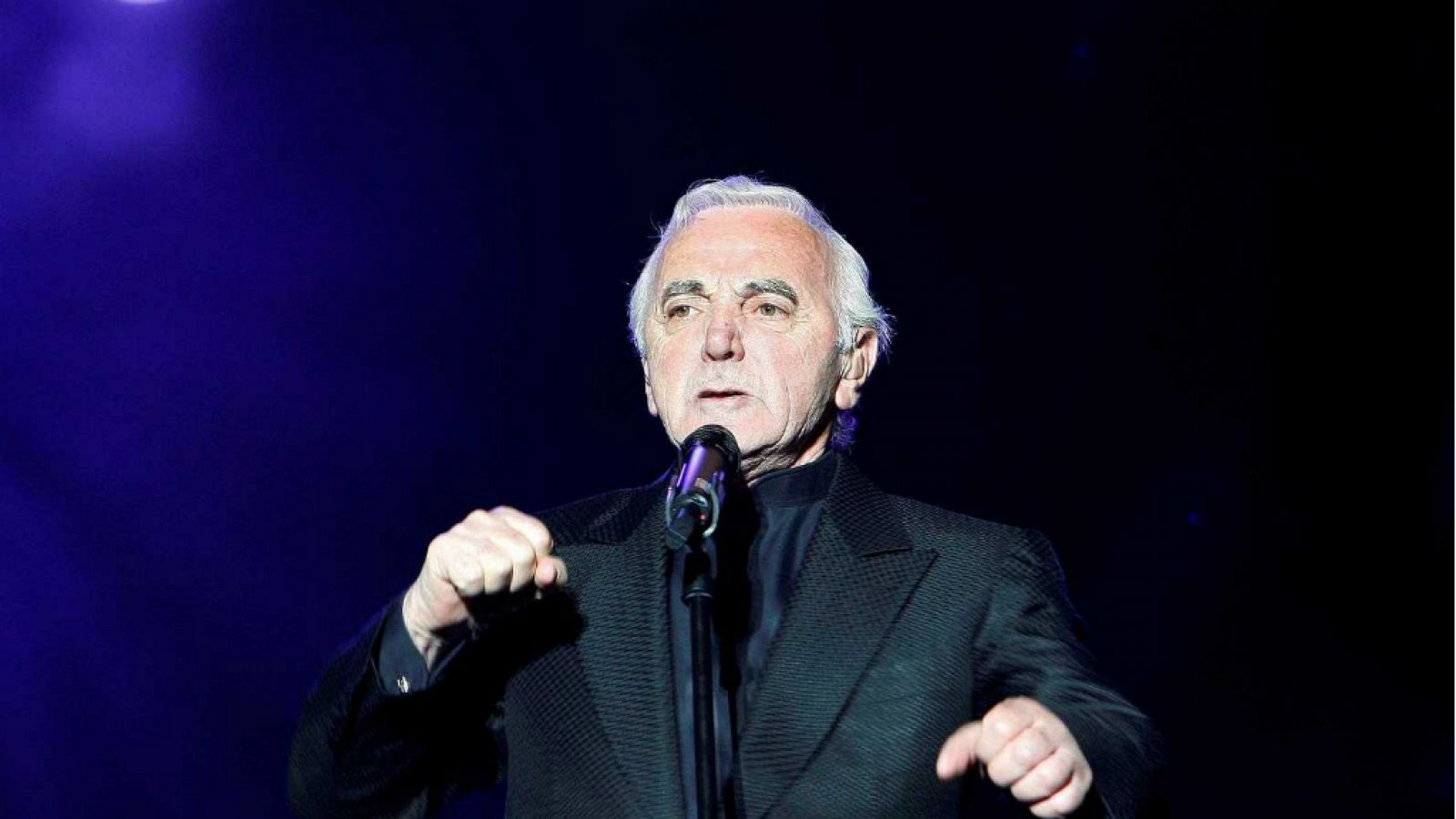Entre dos luces - Charles Aznavour - Escuchar ahora