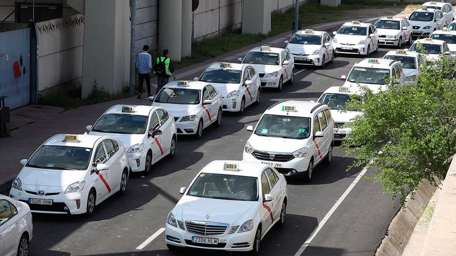 Las mañanas de RNE con Íñigo Alfonso - Los taxistas se movilizan de nuevo contra el real decreto de las VTC - Escuchar ahora