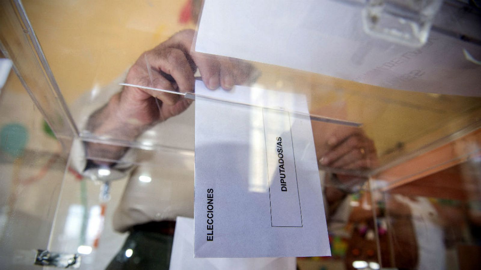 14 horas - La nueva encuesta electoral del CIS levanta polémica