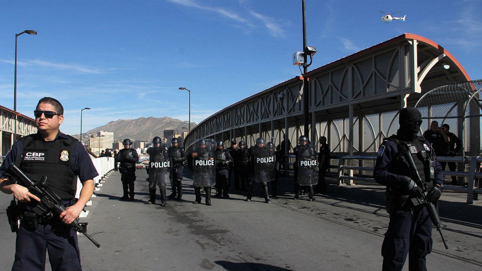 14 horas - Trump despliega militares en la frontera con México ante la llegada de inmigrantes centroamericanos - Escuchar ahora