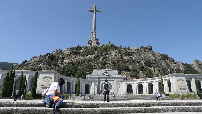 14 horas - El Gobierno estudia cómo evitar la inhumación de Franco en la Almudena