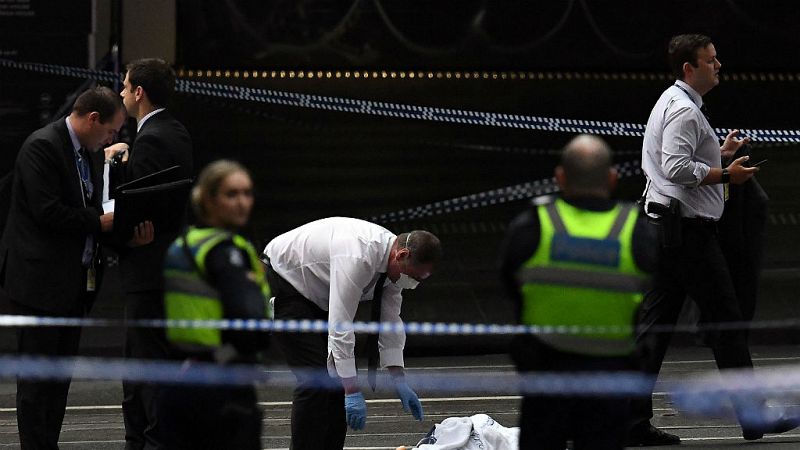 14 horas - Australia investiga como terrorismo un ataque con cuchillo en Melbourne - Escuchar ahora