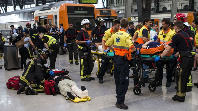  Las mañanas de RNE con Íñigo Alfonso - Un muerto y cinco heridos tras descarrilar un tren de cercanías en Barcelona - Escuchar ahora 