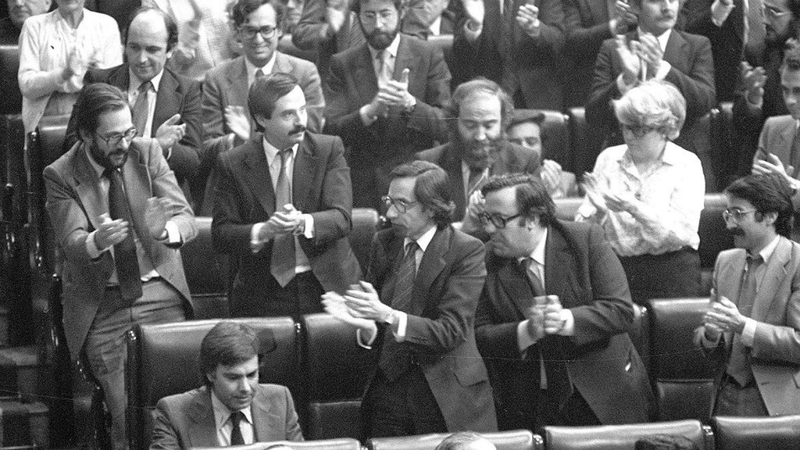 40 años de Constitución en RNE - Las cuatro mociones de censura de la Democracia - Escuchar ahora