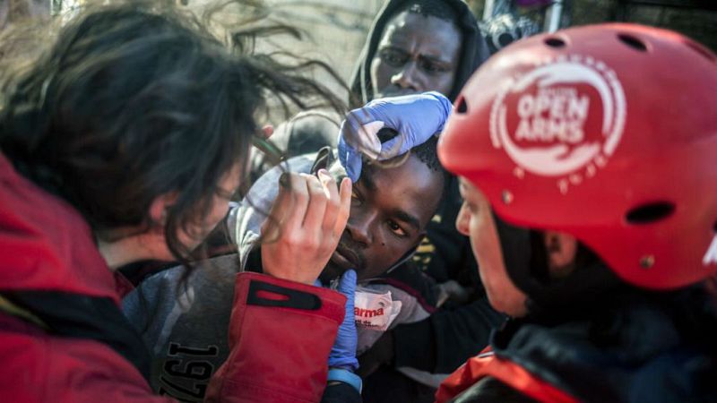  Boletines RNE - Los médicos de la ONG Open Arms atienden a los migrantes del barco Nuestra Madre de Loreto - Escuchar ahora 