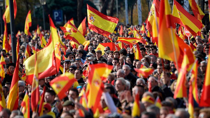 Miles de personas convocadas por Vox protestan en Madrid contra los líderes políticos del procés
