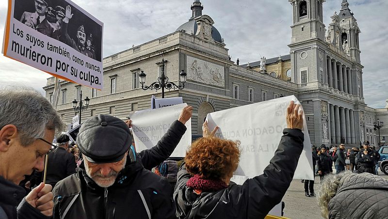 Protestas ante la Almudena en Madrid en contra de la inhumación de Franco - Escuchar ahora