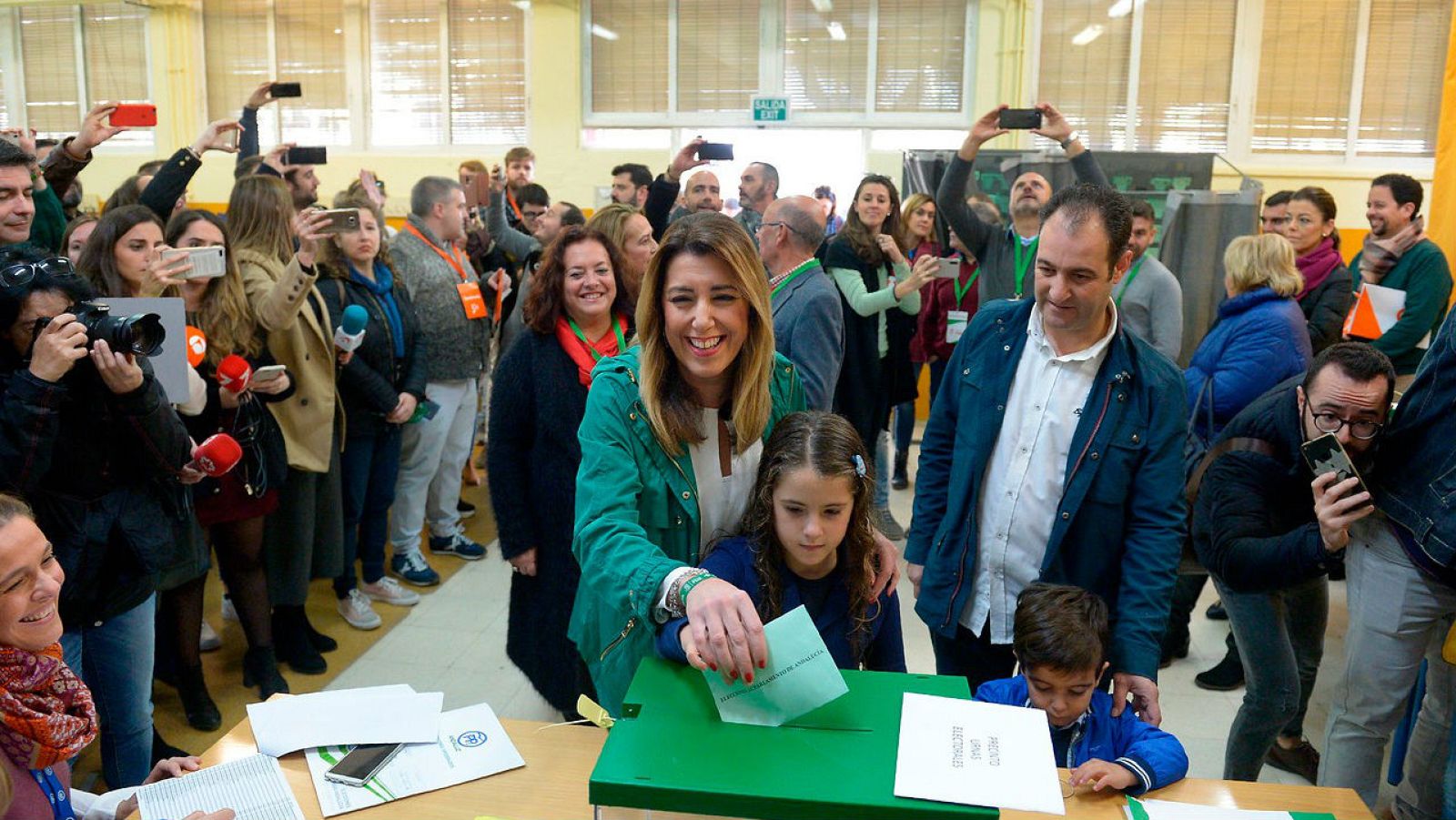  Boletines RNE - Susana Díaz vota en Sevilla y un grupo de personas la invitan a irse al paro - Escuchar ahora 