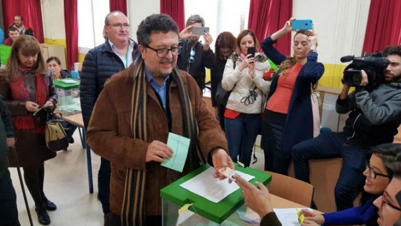 Elecciones andaluzas - Euforia contenida en la sede de Vox al conocer la encuesta de ABC - Escuchar ahora