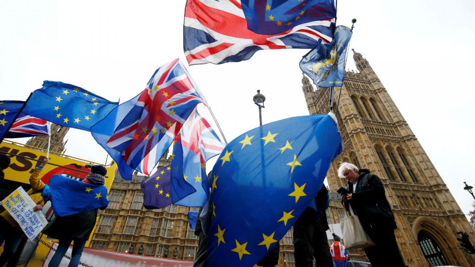  Boletines RNE - El Abogado General del TJUE dice que el Reino Unido puede dar marcha atrás al 'brexit' - Escuchar ahoa 