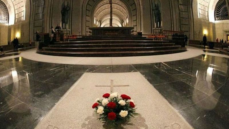  Radio 5 Actualidad - El TS estudia si se deben exhumar los restos de Franco - Escuchar ahora 