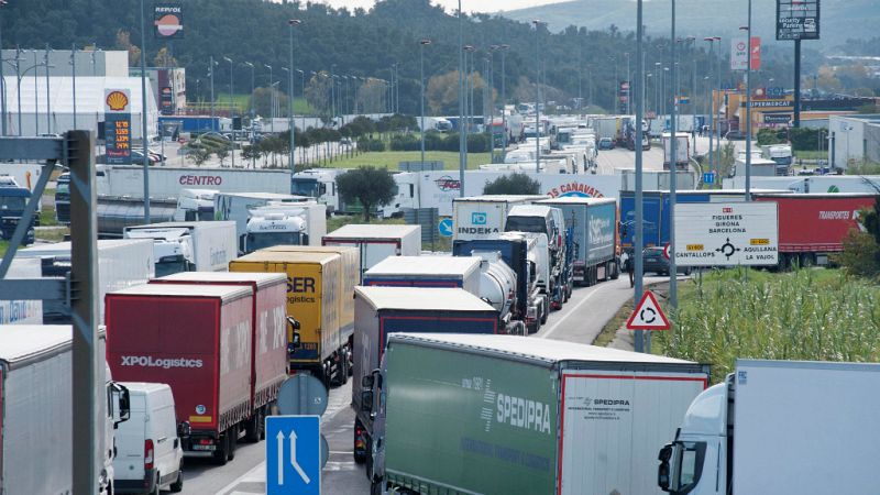 14 horas - Los transportistas pierden 300 euros diarios por las protestas en Francia - Escuchar ahora