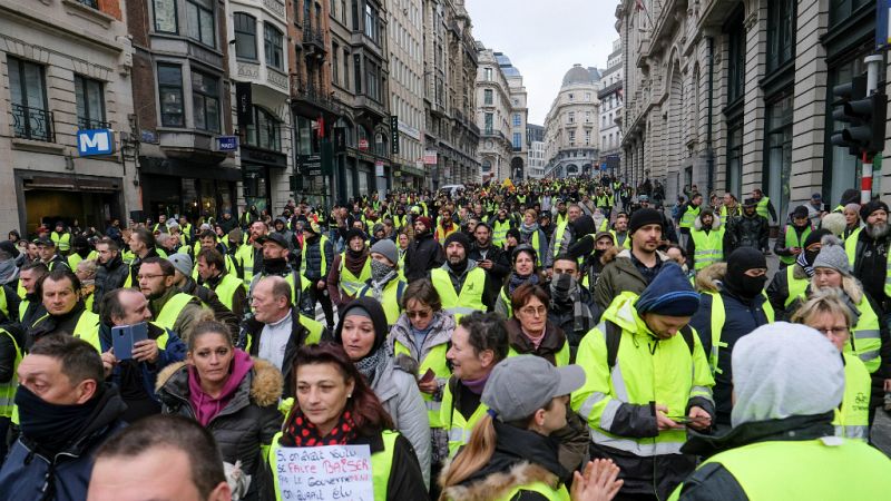 14 horas - Macron da marcha atrás y suspende la subida del carburante - Escuchar ahora