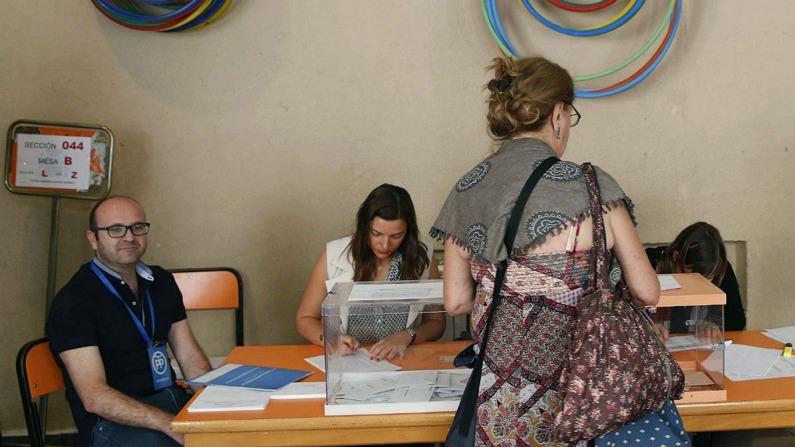 14 horas - El PSOE ganaría las elecciones por delante del PP, según el CIS -  Escuchar ahora