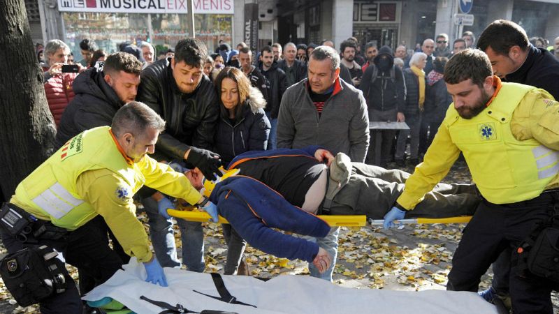  Boletines RNE - Se reconoce que la actuación de los Mossos durante el día de la Constitución pudo ser desmesurada - Escuchar ahora 