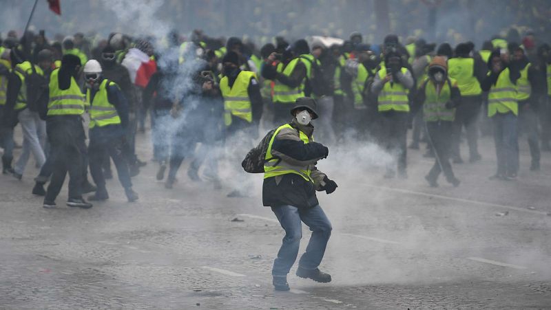 Boletines RNE - Más de 500 detenidos en París para impedir actos vandálicos - Escuchar ahora