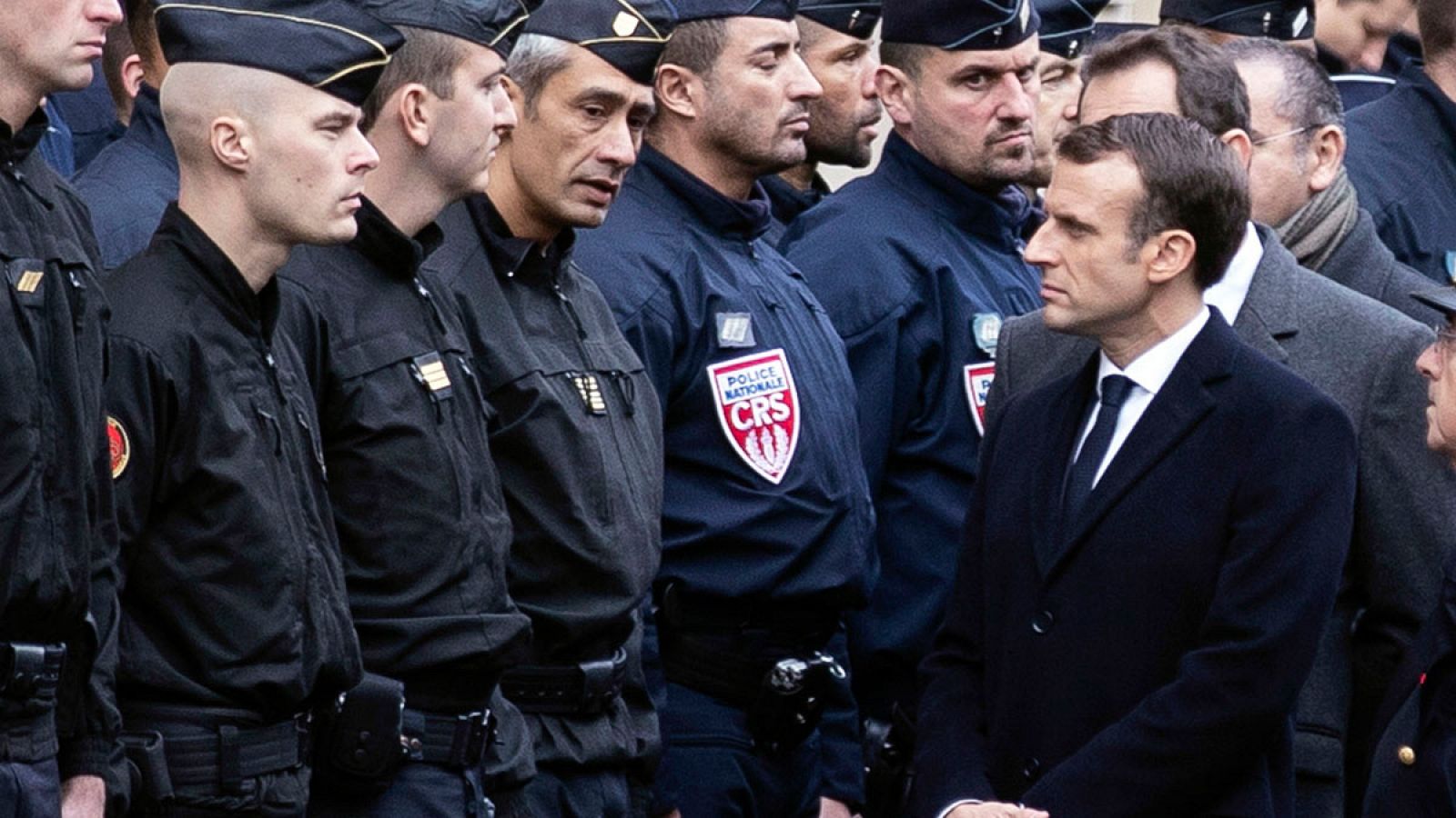 Macron guarda silencio mientras crece la presión sobre él por la crisis de los chalecos amarillos