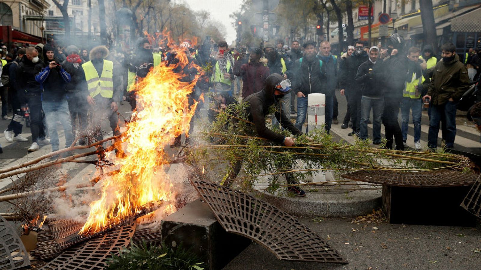  Las mañanas de RNE con Íñigo Alfonso - Macron se reúne con sindicatos y patronal para detener la crisis de los chalecos amarillos - Escuchar ahora 