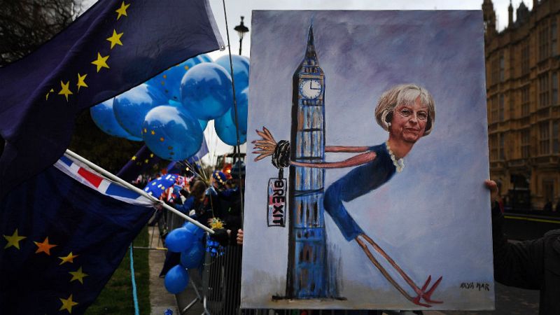  Cinco continentes - Theresa May gana tiempo retrasando el voto del Brexit - Escuchar ahora