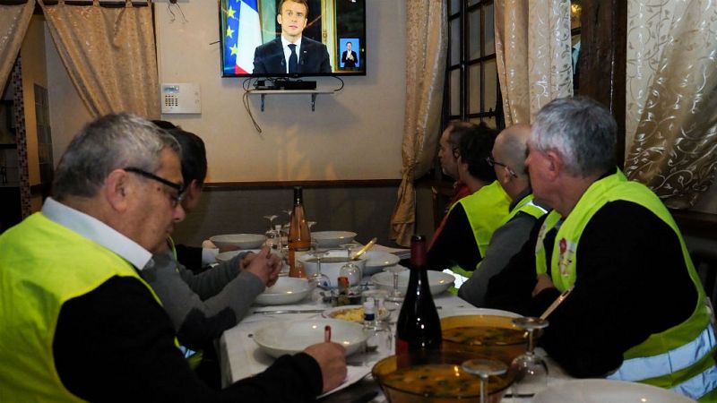  Las mañanas de RNE con Íñigo Alfonso - Macron pide perdón y aumenta el salario mínimo para calmar a los chalecos amarillos - Escuchar ahora 