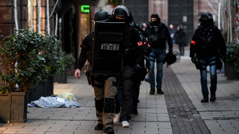  Boletines RNE - Se rebaja a dos el número de muertos en Estrasburgo que sigue buscando al tirador - Escuchar ahora 