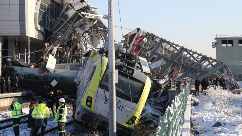  Boletines RNE - Nueve muertos y medio centenar de heridos en un choque de trenes en Turquía - Escuchar ahora