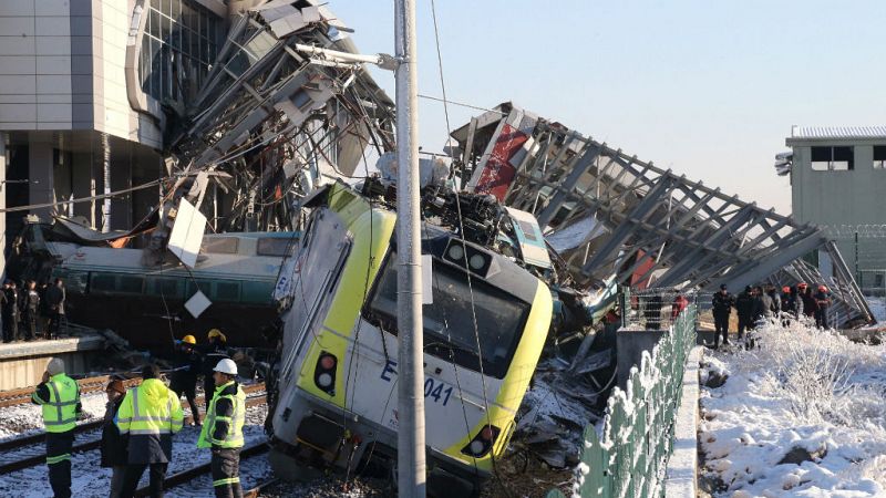 Boletines RNE - Nueve muertos y medio centenar de heridos en un choque de trenes en Turquía - Escuchar ahora