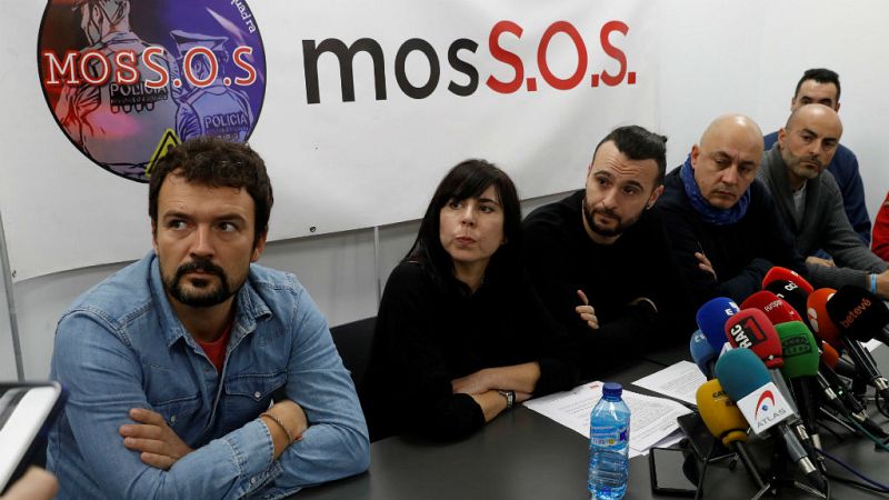  Boletines RNE - Los Mossos denuncian su politización por la Generalitat - Escuchar ahora