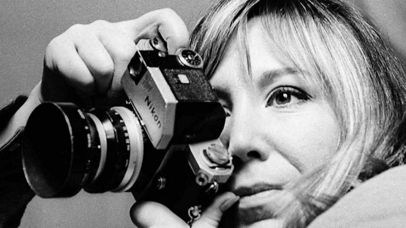  Boletines RNE - Muere Joana de Biarnés, primera mujer fotoperiodista de España - Escuchar ahora 