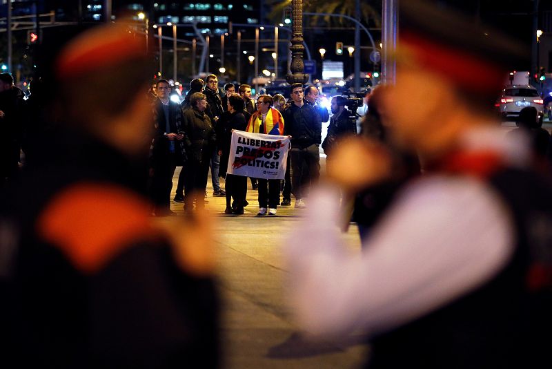  24 horas - Una decena de personas se manifiesra a las puertas del Palacio de Pedralbes - escuchar ahora