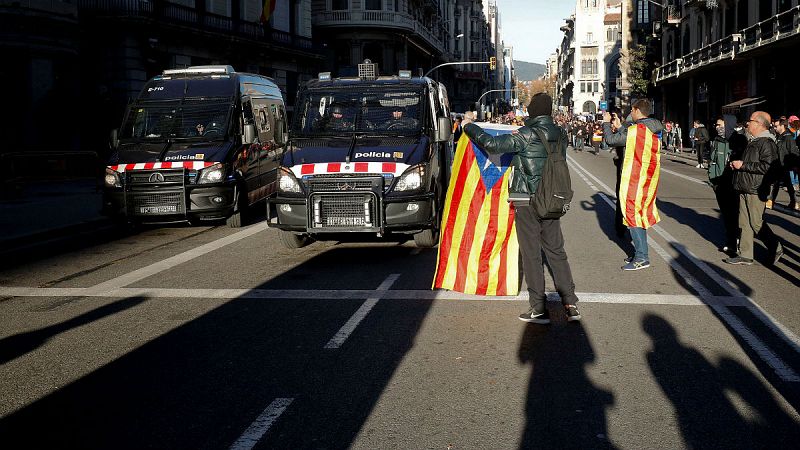 Boletines RNE - Los Mossos tratan de detener el avance de los CDR en Barcelona - Escuchar ahora
