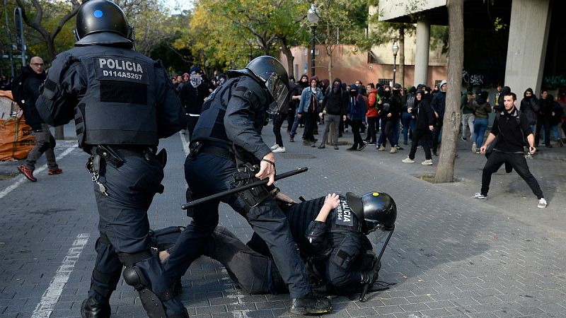 14 horas - Enfrentamientos entre Mossos y radicales en las protestas en Barcelona - Escuchar ahora