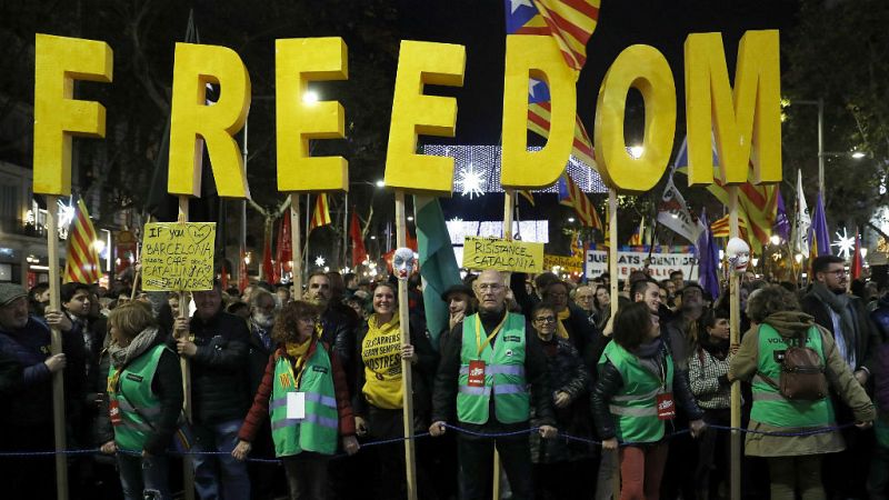  BOLETINES RNE - Miles de personas se manifiestan en Barcelona pidiendo la derogación del régimen constitucional del 78 - escuchar ahora