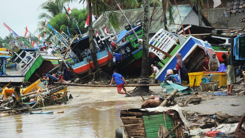  Boletines RNE - Sigue aumentando el número de víctimas por el tsunami en Indonesia - Escuchar ahora 